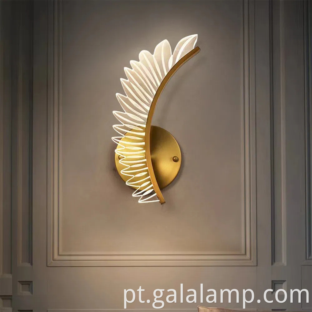 Lâmpada elegante de parede de penas acrílicas para interiores luxuosos